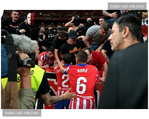 实时：比赛因球迷冲入场地中断，伊蒂哈德球场响起嘘声